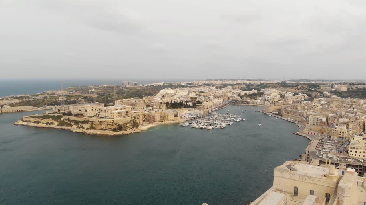 Ampia panoramica aerea 4K con drone delle 'Tre Città di Malta' lungo la costa del Mar Mediterraneo
