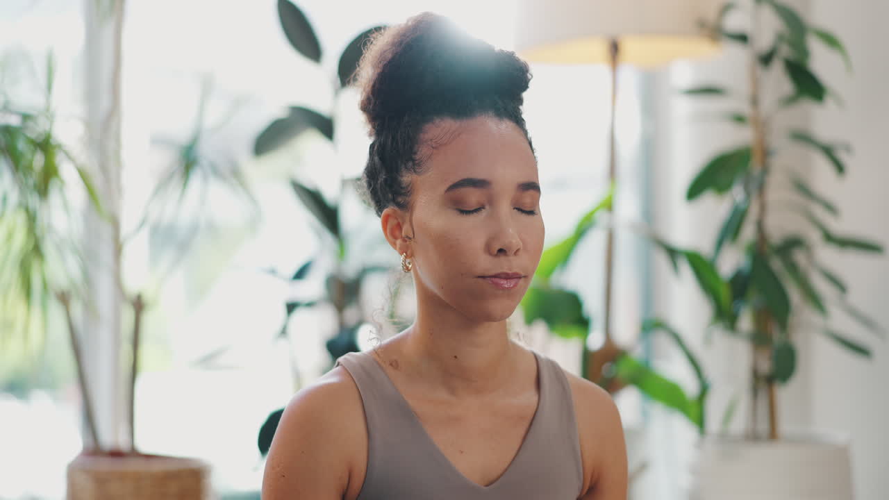 Una mujer meditando.