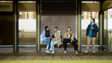 Jóvenes-En-La-Parada-De-Autobús