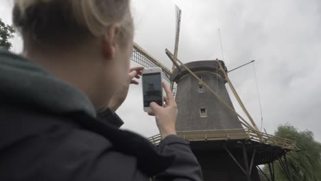 Turismo-En-Los-Países-Bajos---Una-Mujer-Joven-Toma-Una-Foto-De-Un-Viejo-Molino-De-Viento