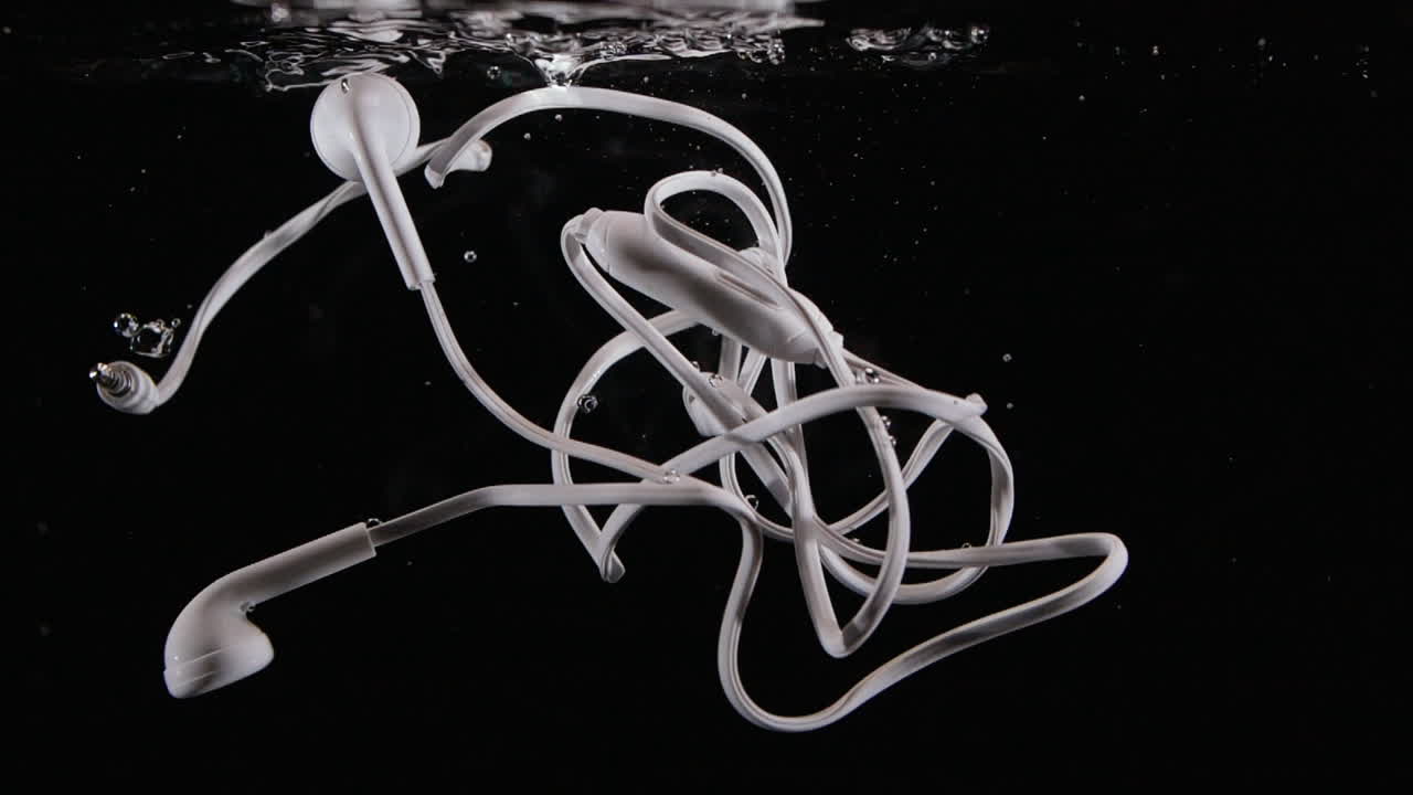 медленные наушники неуклюжая капля в воде с пузырьками разрушены