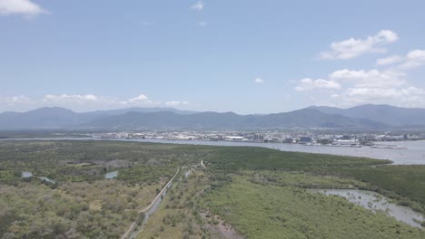 la ciudad de cairns y el arroyo chinaman de la reserva forestal trinity en queensland, australia