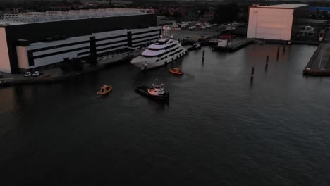 Andocken-Einer-Yacht-An-Einem-Dock