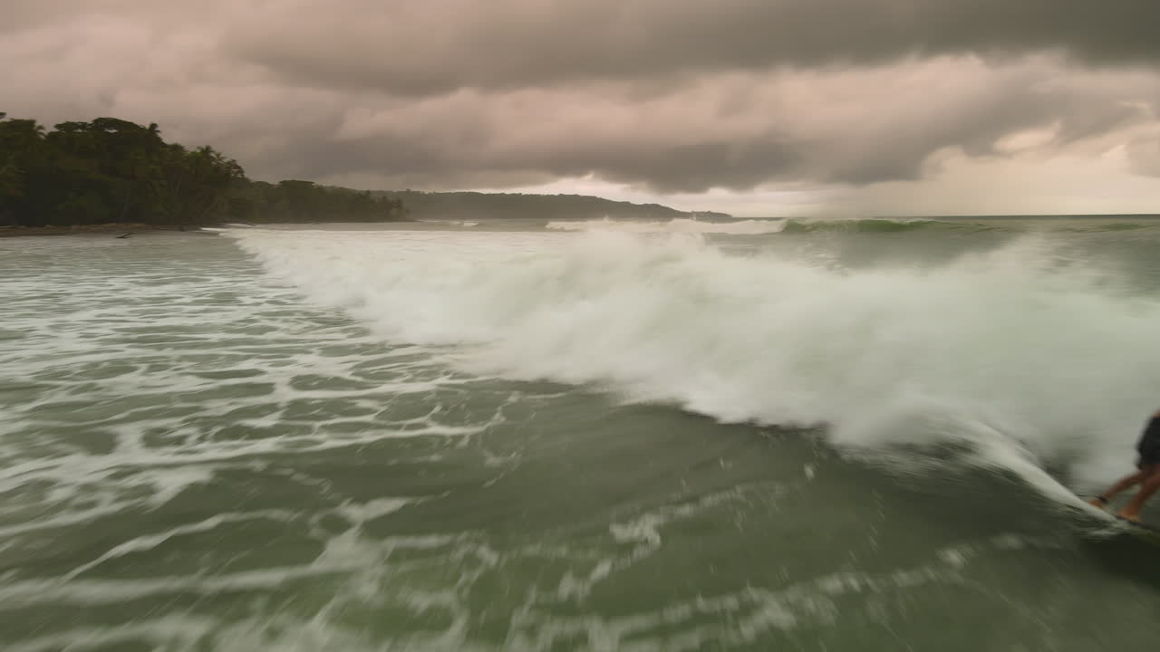 광활한 바다와 외로운 서퍼의 대조는 자연의 크기를 강조합니다.