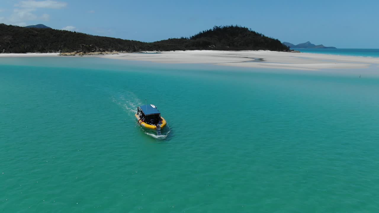 관광 보트와 청록색 에메랄드 바다 주위를 공중 선회