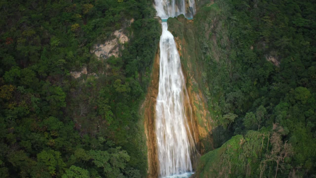 Ripresa aerea con allontanamento della cascata Velo de Novia nel parco Chiflon, Chiapas.