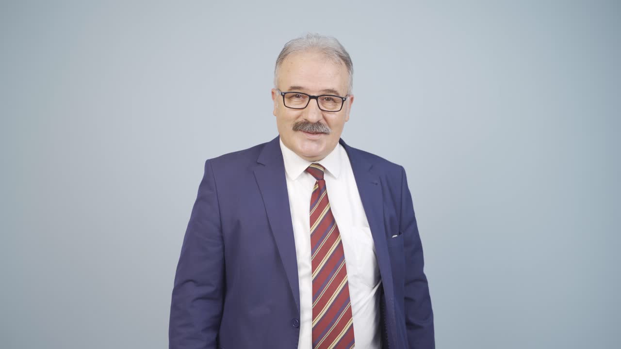 hombre de negocios asintiendo a la cámara. aprobación.