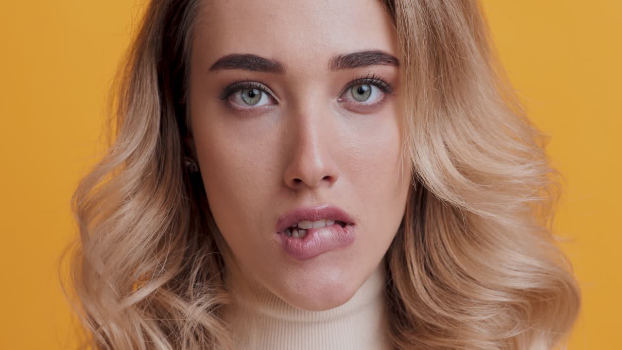 retrato de una mujer con cabello rizado rubio