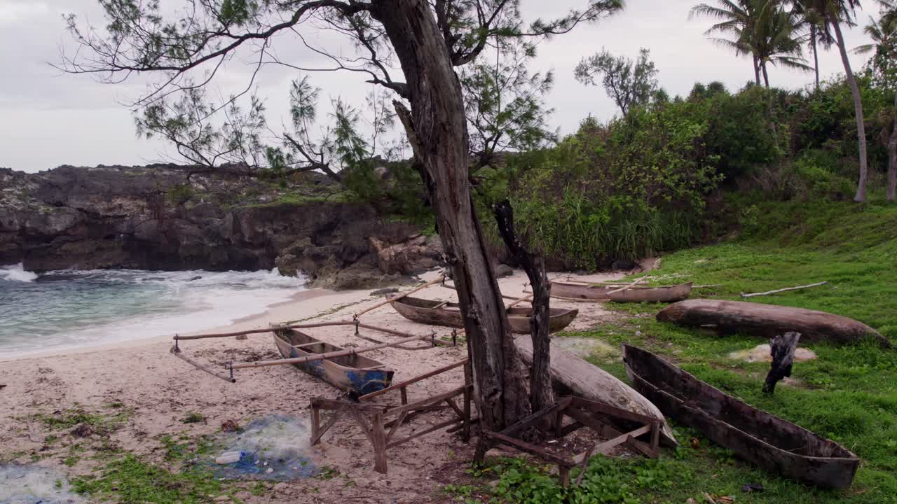 Pantai Mandorak berkilau saat fajar, Sumba