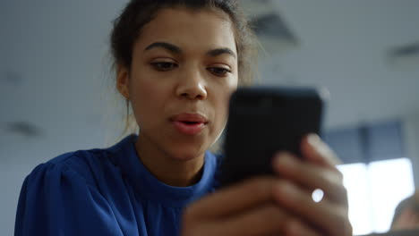 Businesswoman-getting-message-on-smartphone.-Female-employee-using-mobile-phone