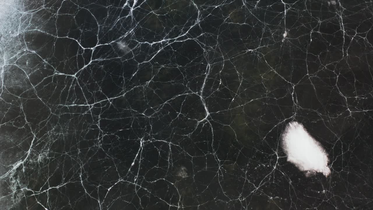 아이슬란드의 얼어붙은 민물 호수, 표면에 있는 선의 추상적 전망, 공중