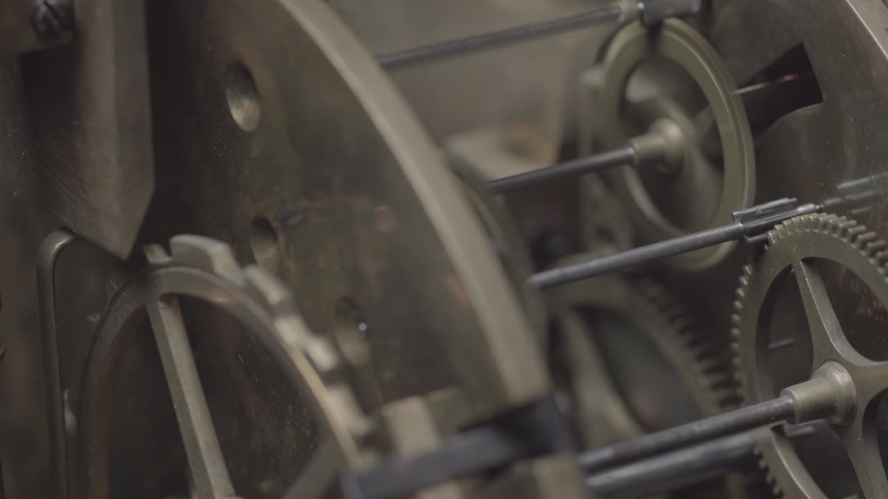 Starožitné hodiny s tikajícím mechanismem