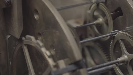 un reloj vintage antiguo con el movimiento del mecanismo de tick-tock