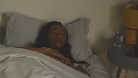 primer plano de una pareja durmiendo en la cama en casa por la noche