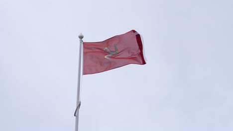 Estado-De-La-Isla-De-Man-Y-Bandera-Cívica-Ondeando-En-Un-Poste-En-La-Ciudad-De-Douglas