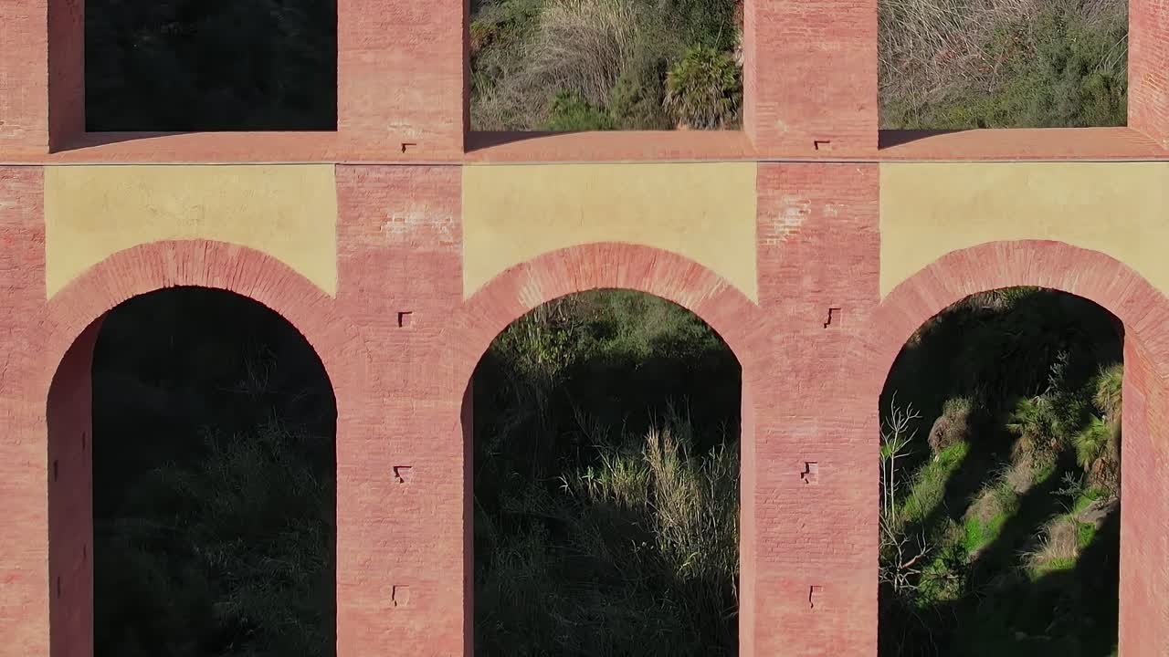 Vista Vertical dos Arcos do Aqueduto da Águia