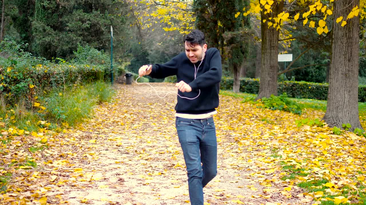 공원에서 춤추는 재미있는 행복한 남자