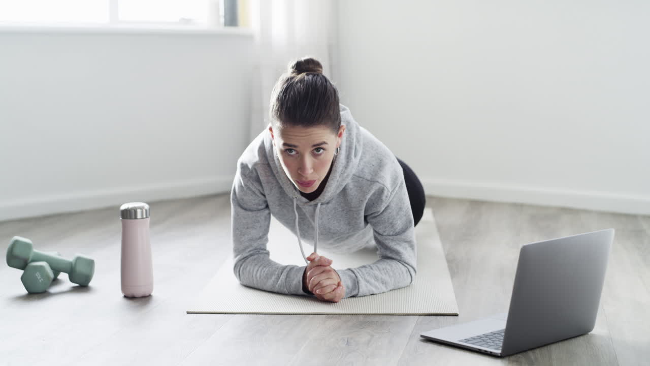 quédate en casa, mantente en forma.