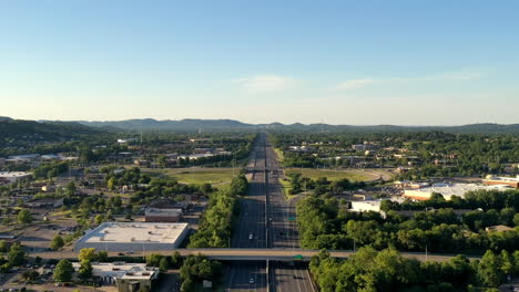 Lapso-De-Tiempo-Aéreo-Sobre-La-Interestatal-Mirando-Al-Norte-Hacia-Nashville-En-La-Noche-De-Verano-Después-Del-Trabajo