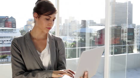 Businesswoman-using-laptop