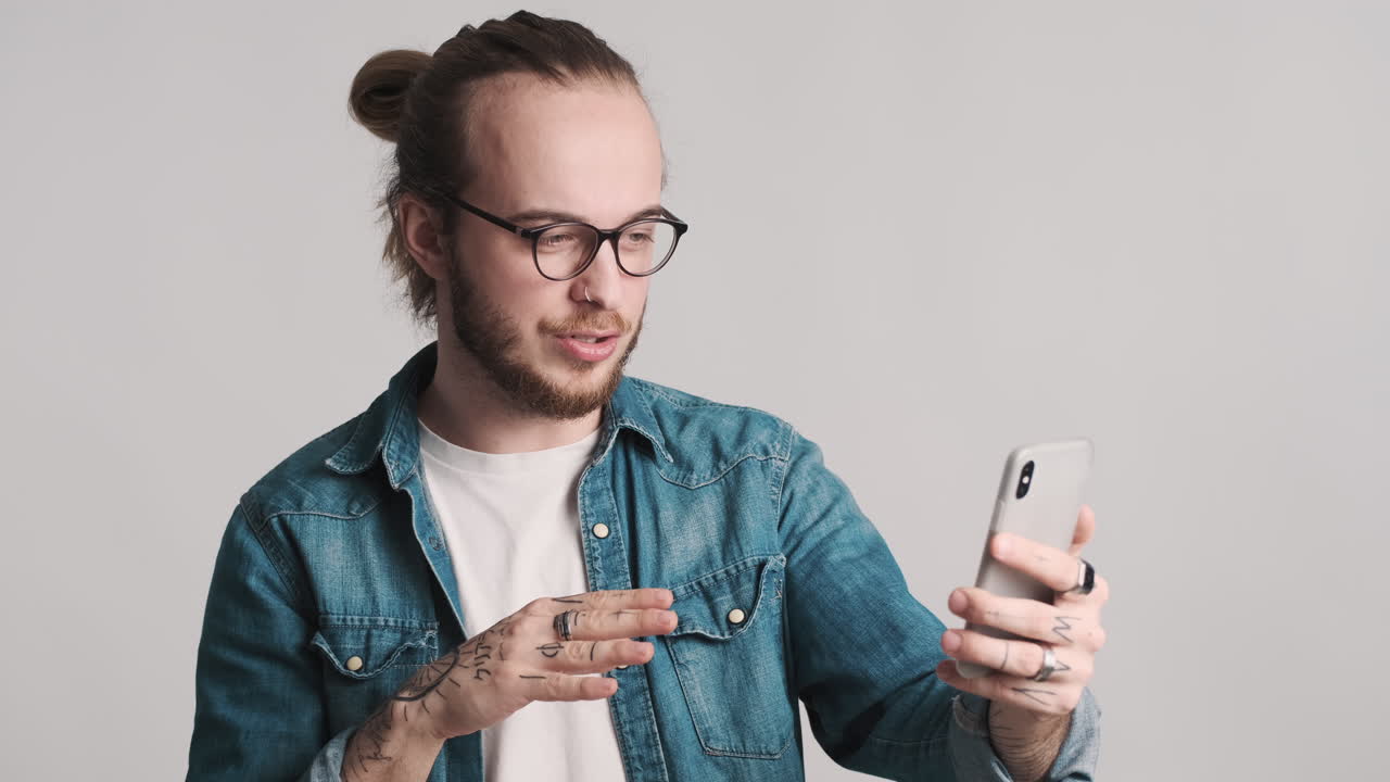 un joven caucásico discutiendo en una llamada de video.