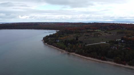 Un-Dron-Explora-La-Costa-Norte-En-Otoño