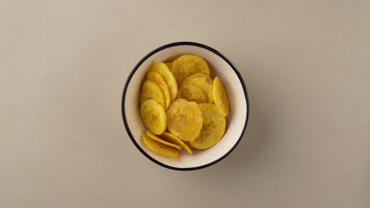 Banana chips, an Indian snack timelapse shot.