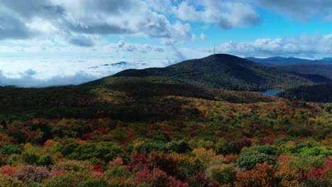 Unglaublicher-Zeitraffer-über-Der-Berühmten-Großvater-Bergkette-Während-Des-Herbstes.-Die-Farbe-Des-Laubes-ändert-Sich,-Während-Die-Wolken-Schnell-Vorbeiziehen-Und-Schatten-über-Die-Bäume-Werfen