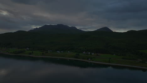 Siluetas-De-Montañas-En-La-Aldea-Rural-Durante-La-Puesta-De-Sol-Cerca-Del-Fiordo-En-El-Norte-De-Noruega