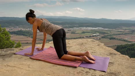 donna che fa yoga fuori 35