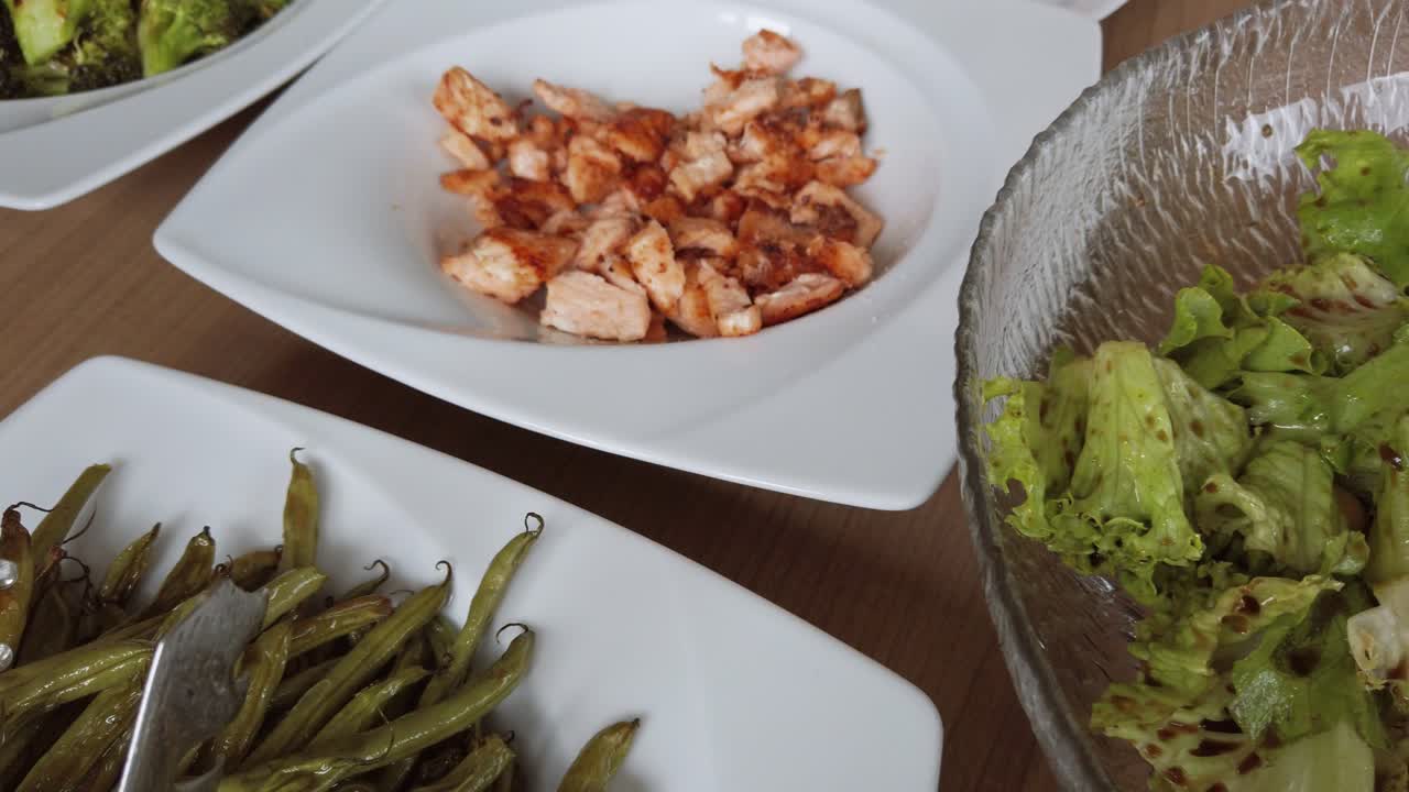 comida saludable, ensalada casera sin escenario con salmón, hilo verde y judías marrones, dieta baja en carbohidratos, fitness y estilo de vida