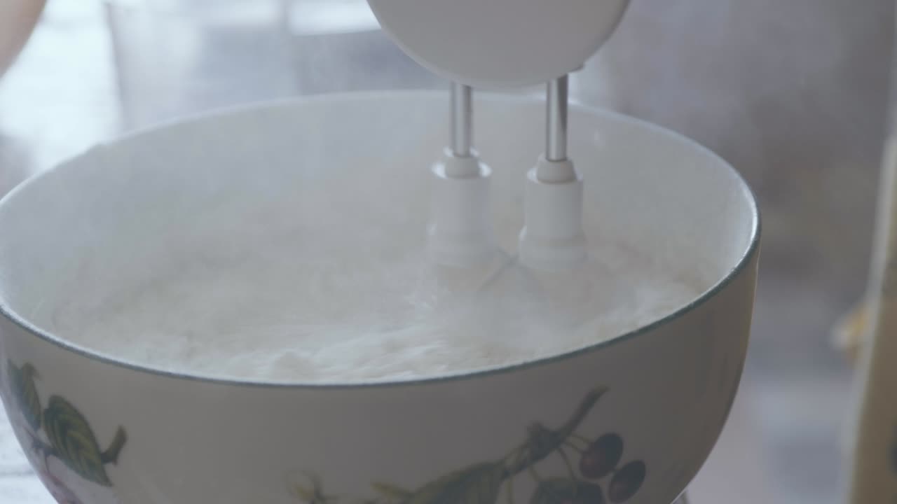 초콜릿 케이크 반죽은 전기 채찍과 혼합됩니다.