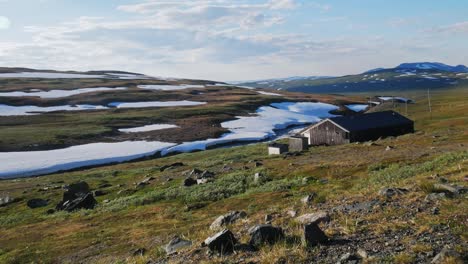 Ruhige-Szene-Der-Sylarna-berge-In-Jamtland,-Schweden-Mit-Blick-Auf-Die-Sylarna-berghütte-Am-Tag---Zeitraffer