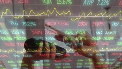 animación de tablero de comercio multicolor sobre hombre caucásico escaneando teléfono y pagando al barista.