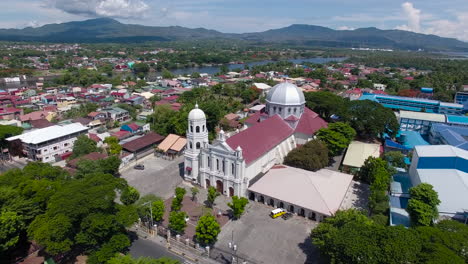 Eine-Basilika-kirche,-Die-Stolz-Im-Tal-Von-Batangas,-Philippinen,-In-Der-A-drohnenansicht-Steht