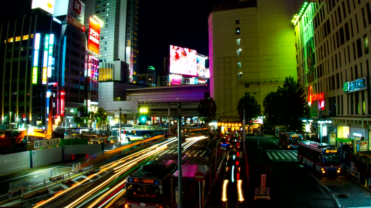 el lapso de la noche en el autobús de shibuya rotativo de bajo ángulo amplia zoom en