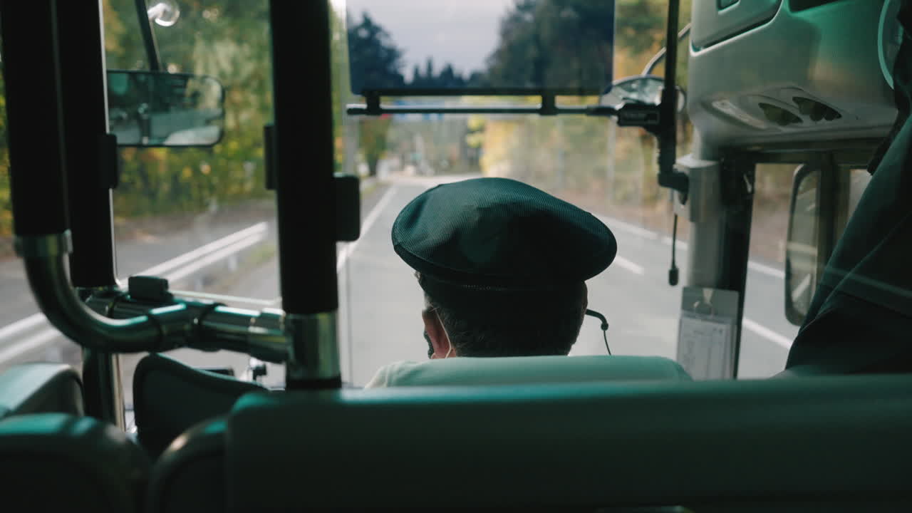 L'autista è concentrato alla guida del veicolo sulla strada della Prefettura di Miyagi in Giappone.
