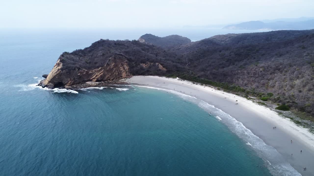 hermosa playa de arena aislada en el ecuador en el parque nacional machalilla, aérea
