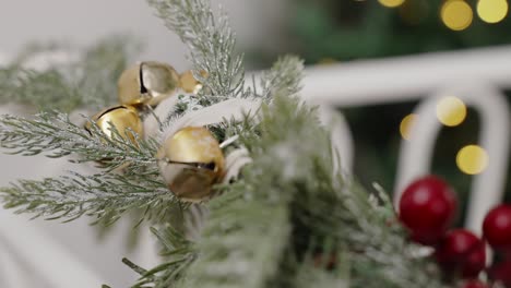 Weihnachtstannenkranz-Mit-Glocken-Und-Bokeh-Lichtern