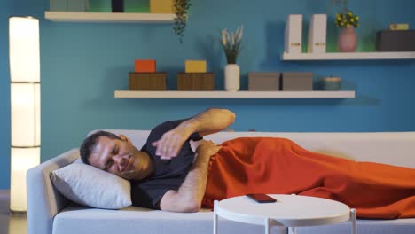 el despertador está despertando al hombre.