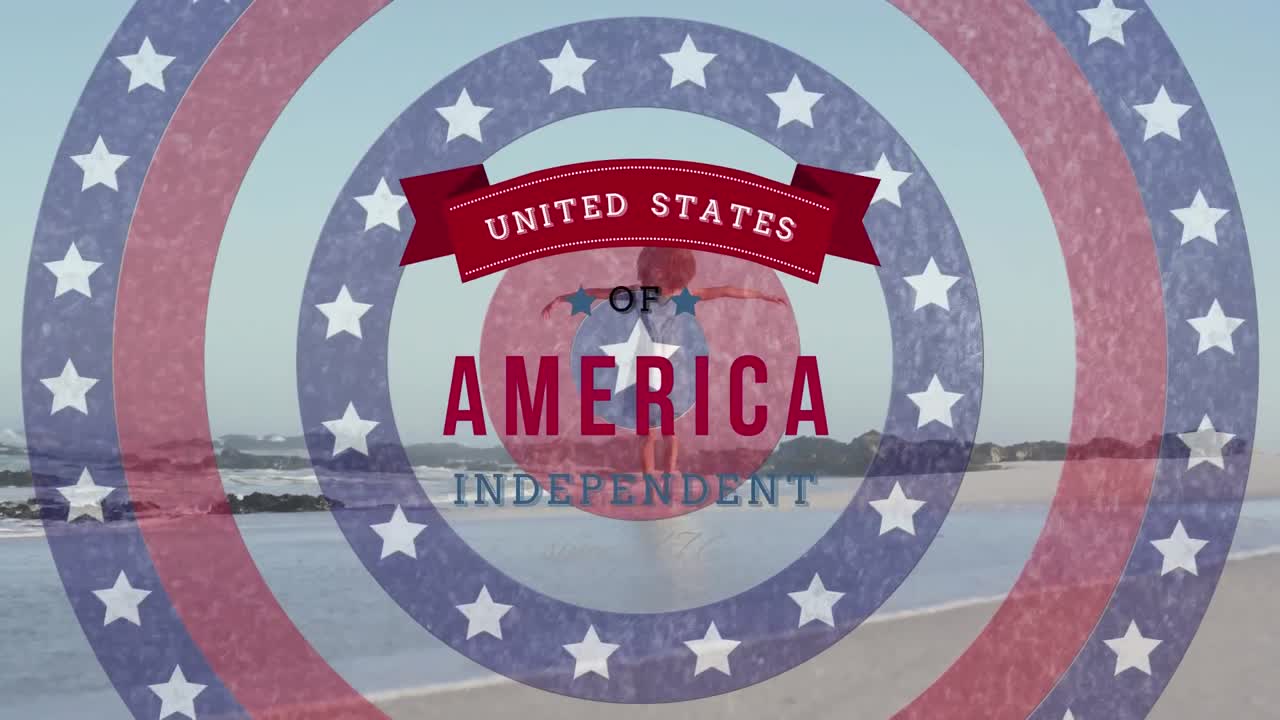 texto del día de la independencia contra la mujer de pie con los brazos abiertos en la playa