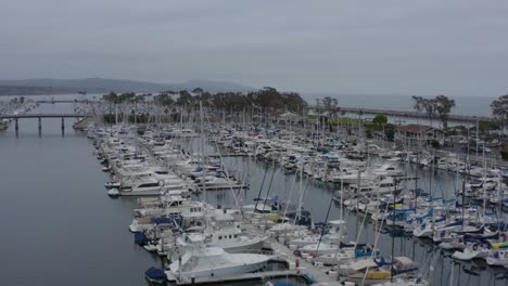 Un-Hermoso-Disparo-Aéreo-De-Drones,-Volando-Sobre-El-Puerto-De-Dana-Point-Con-Montañas-En-El-Fondo,-Dana-Point---Condado-De-Orange---California