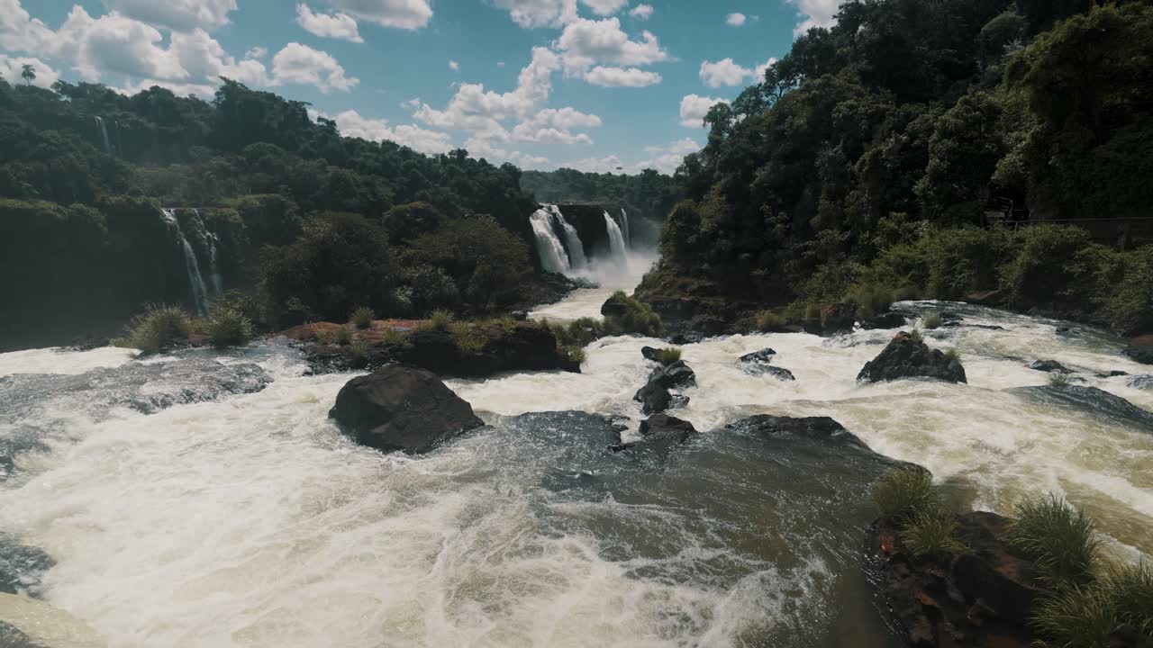 las aguas salpicadas del río iguazu en la frontera entre argentina y brasil, américa del sur