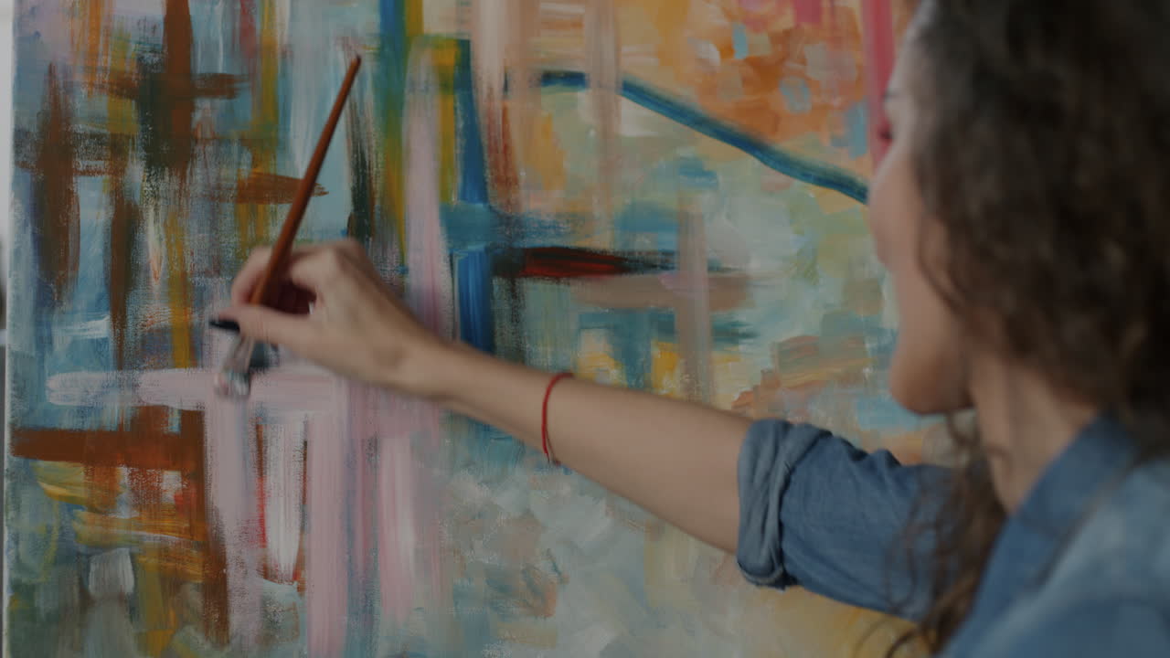 mujer pintando arte abstracto