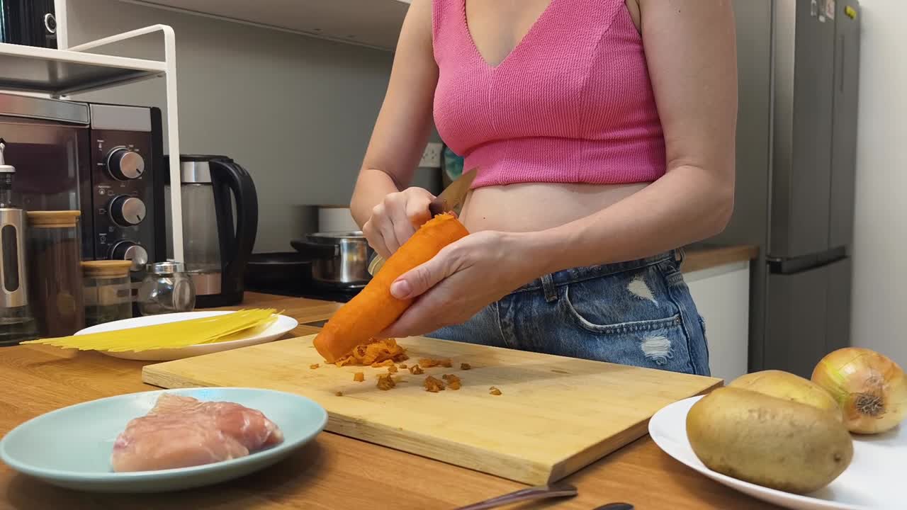 donna che prepara un pasto in cucina