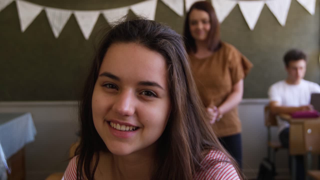 Retrato de garota adolescente em uma sala de aula
