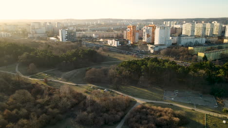 Aéreo-Del-Paisaje-Urbano-De-Gdańsk-Przymorze-Polonia-Al-Atardecer,-Los-Drones-Vuelan-Sobre-La-Ciudad-Principal-Con-Una-Pequeña-Carretera-Estrecha-Durante-Las-Horas-Doradas