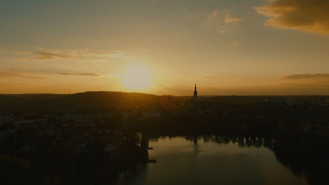 타보르 호수 위를 날다 체코 가을 추운 아침 햇살