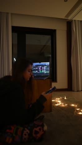 mujer que negocia acciones por la noche