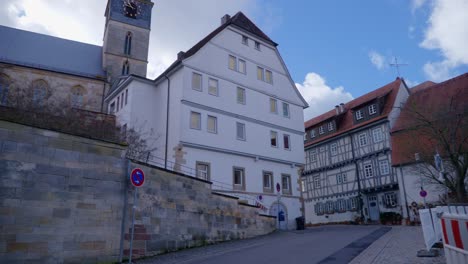 Große-Kathedrale-In-Einem-Traditionellen-Deutschen-Dorf-In-Der-Nähe-Von-Bauarbeiten